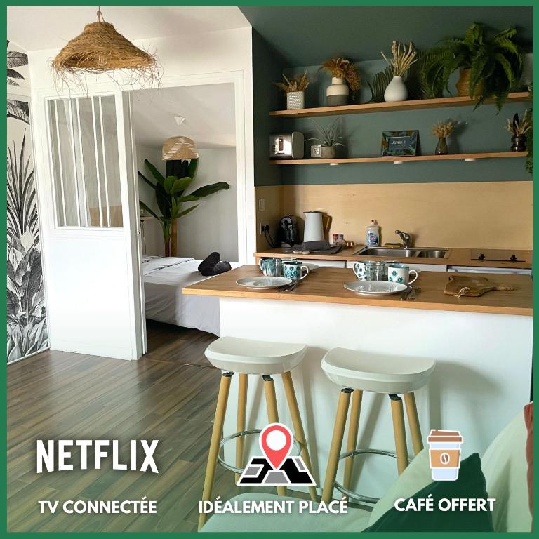 une cuisine avec un comptoir et des tabourets dans une pièce dans l'établissement ღ Verdière • Au cœur du vieux port et cosy, à La Rochelle