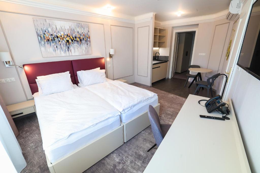 
Deluxe Double Room with Bath
