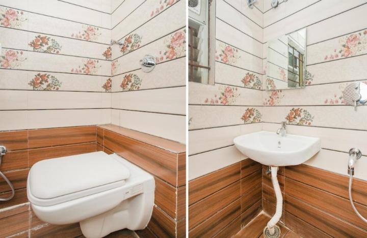 2 Bilder eines Badezimmers mit WC und Waschbecken in der Unterkunft Hotel City Plaza in Bangalore