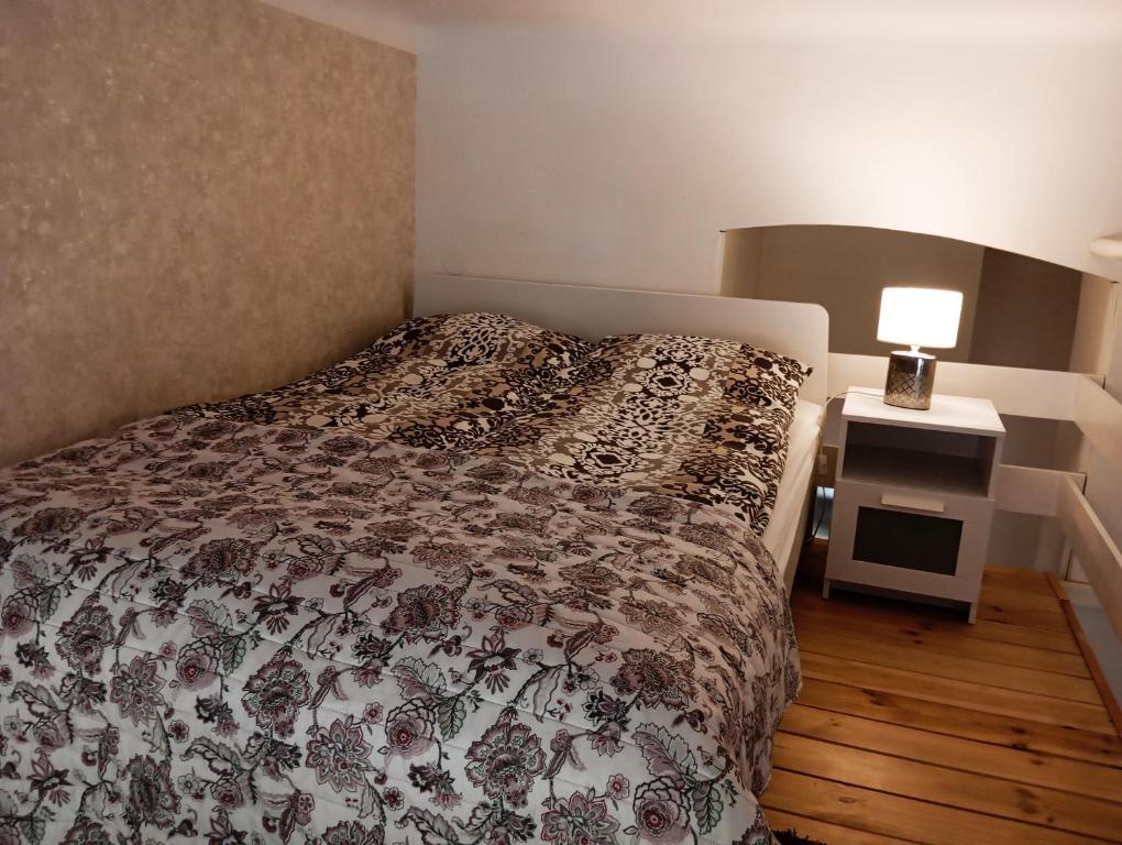 Posteľ alebo postele v izbe v ubytovaní Cozy studio in central Budapest near ruined bars