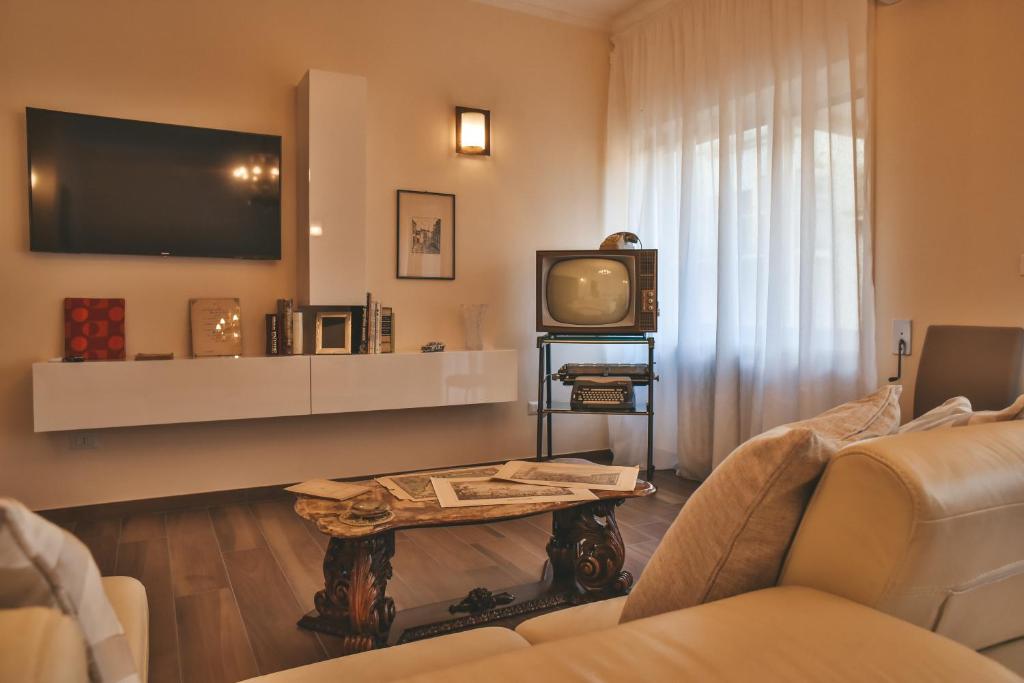 salon z kanapą i telewizorem w obiekcie Alle Porte Del Barocco w mieście Lecce