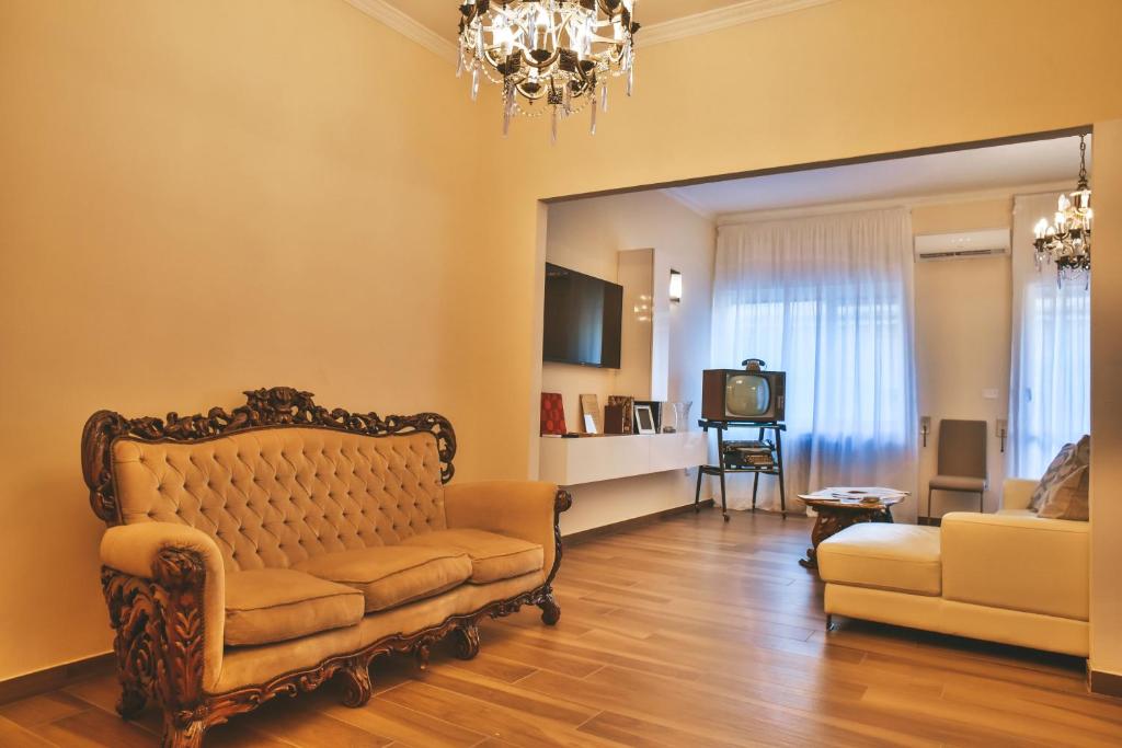 ein Wohnzimmer mit einem Sofa und einem Stuhl in der Unterkunft Alle Porte Del Barocco in Lecce
