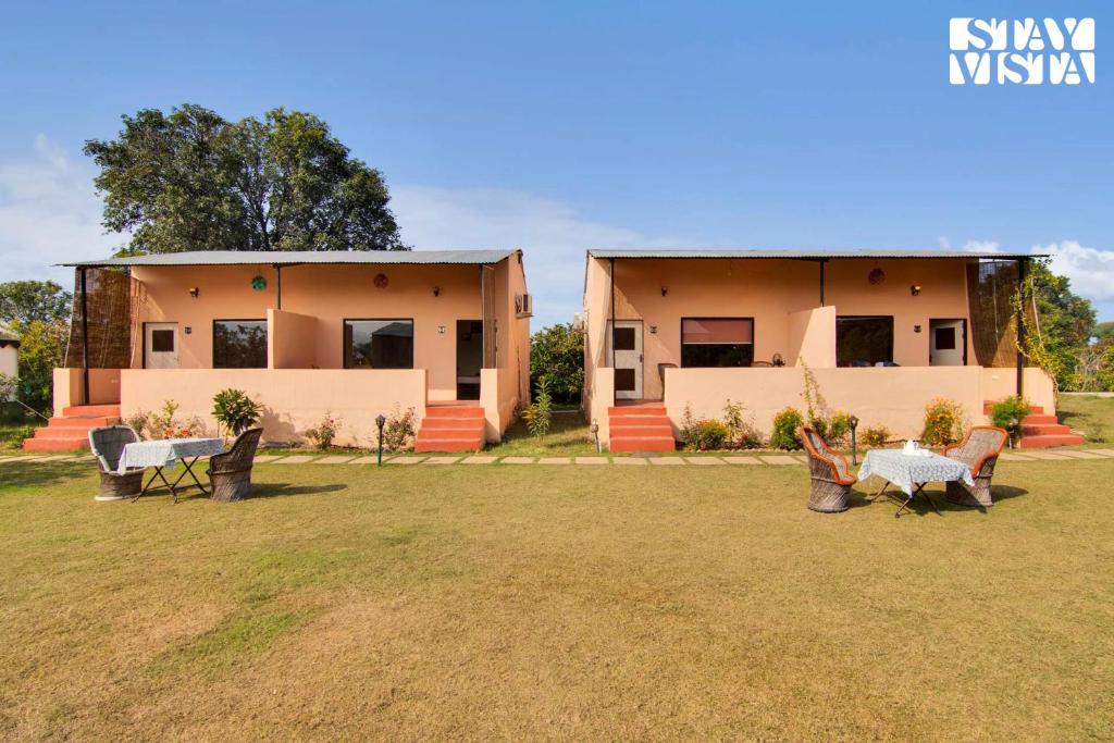 サワイ・マドプールにあるStayVista at Ranthambore Reverie - Near Ranthambore National Park with Lawn & Indoor-Outdoor Gamesの前のベンチ付き家