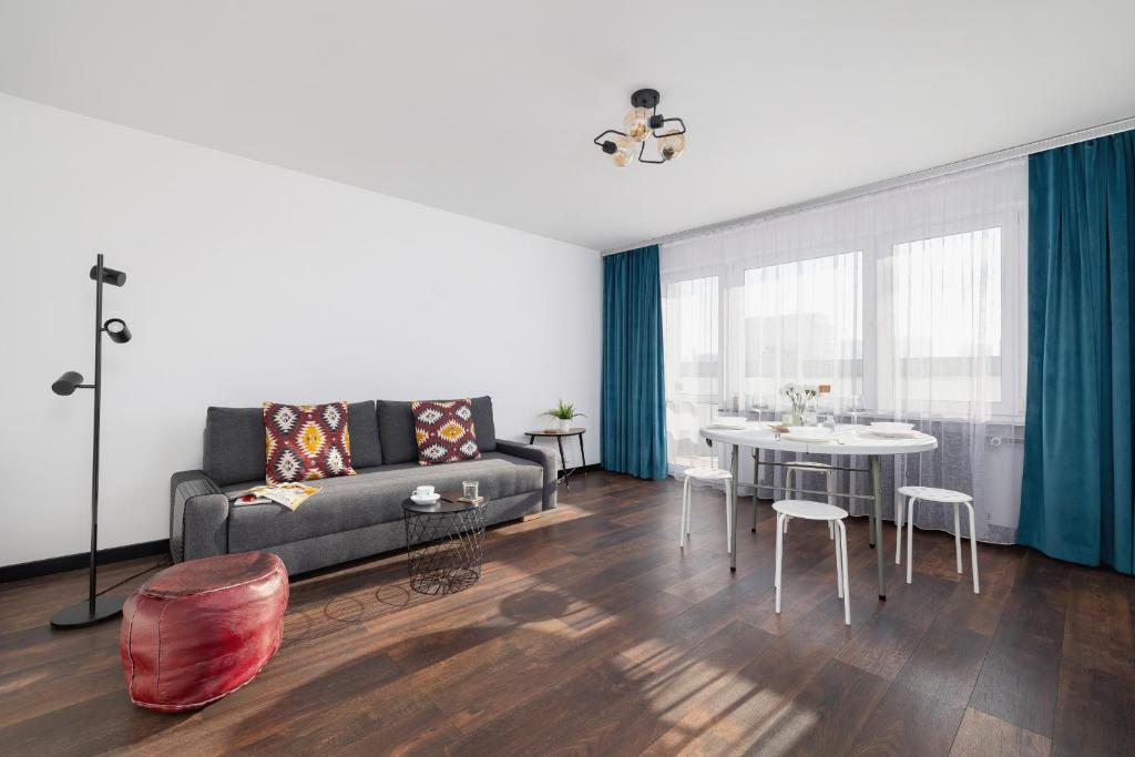 sala de estar con sofá y mesa en Comfortable Two-Bedroom Apartment Strzelców by Renters, en Cracovia