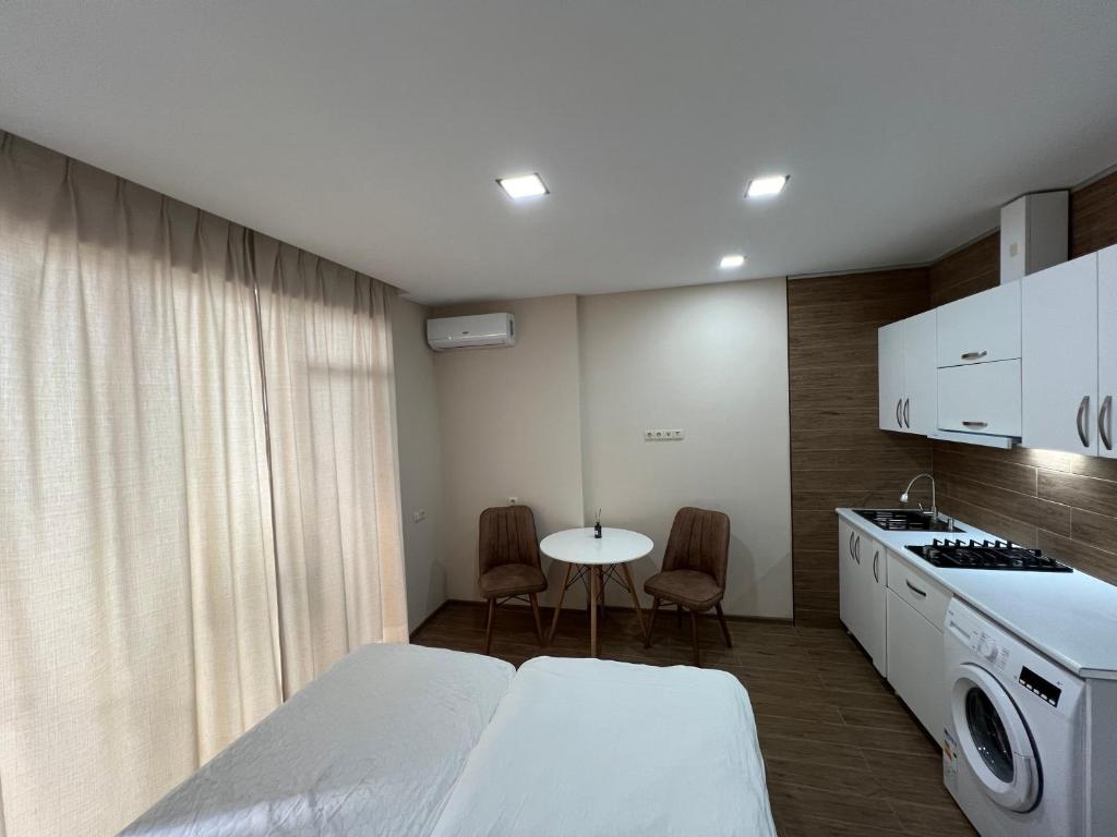 Kuchyň nebo kuchyňský kout v ubytování HOTEL PARIS