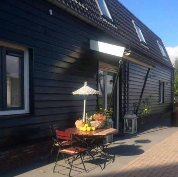 a table with fruit on it outside of a house at de Hoeksesluis in Lekkerkerk