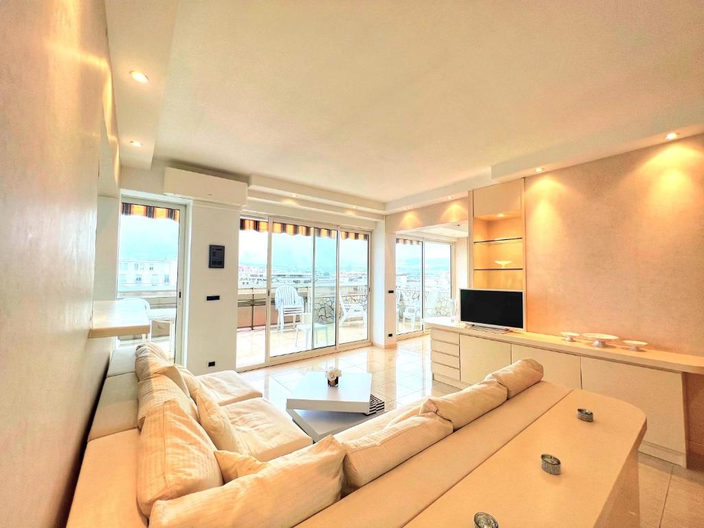 un grand salon avec un canapé et une télévision dans l'établissement Colony apartment with parking, by Welcome to Cannes, à Cannes