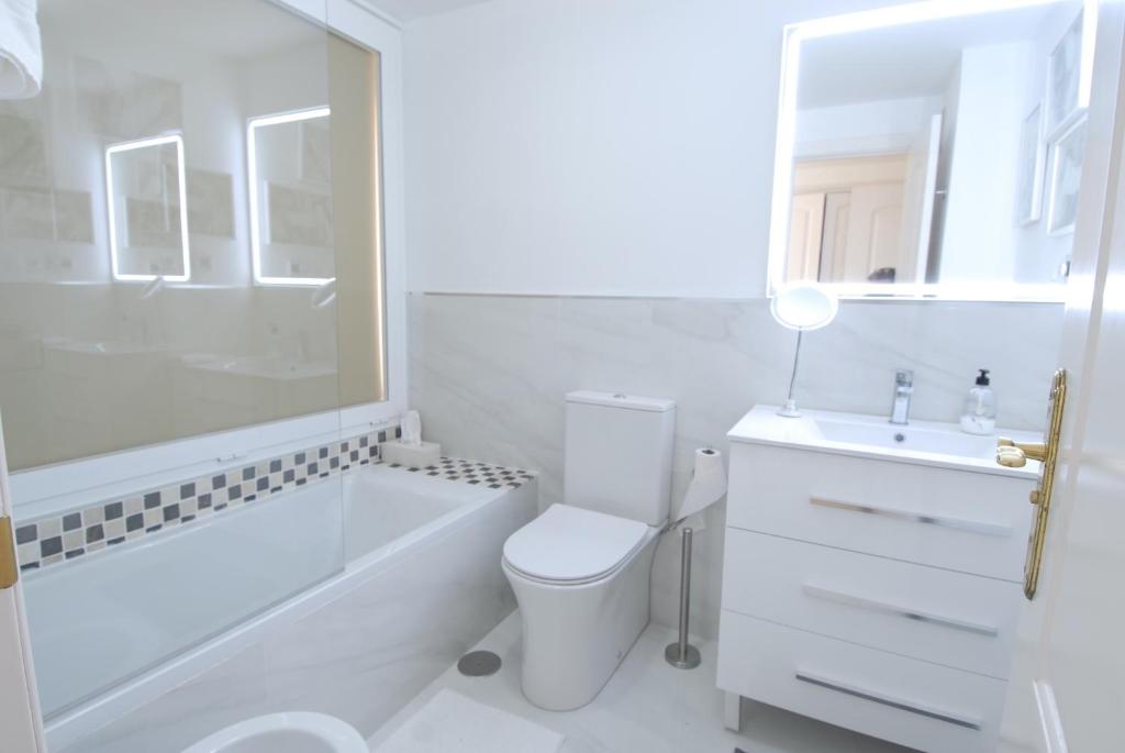 Fotografia z galérie ubytovania Penthouse /View/Sea/Quiet/Golf/Pool/Atalaya v destinácii Estepona