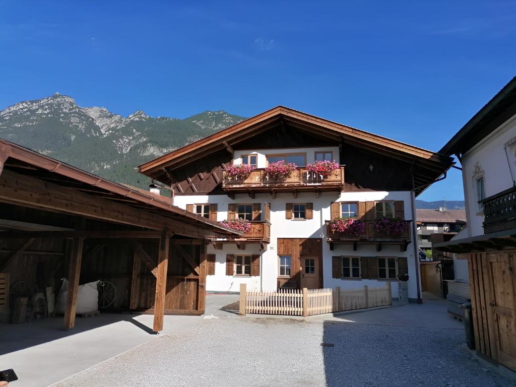 un edificio con fioriere sul lato di esso di Alpspitz a Garmisch-Partenkirchen