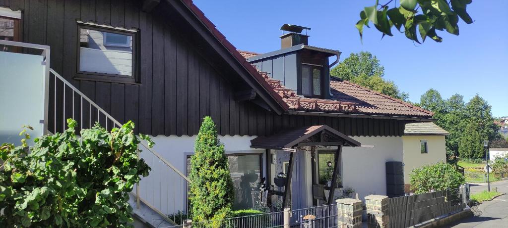 una casa en blanco y negro en Ferienwohnung Familie Süttner, en Nagel