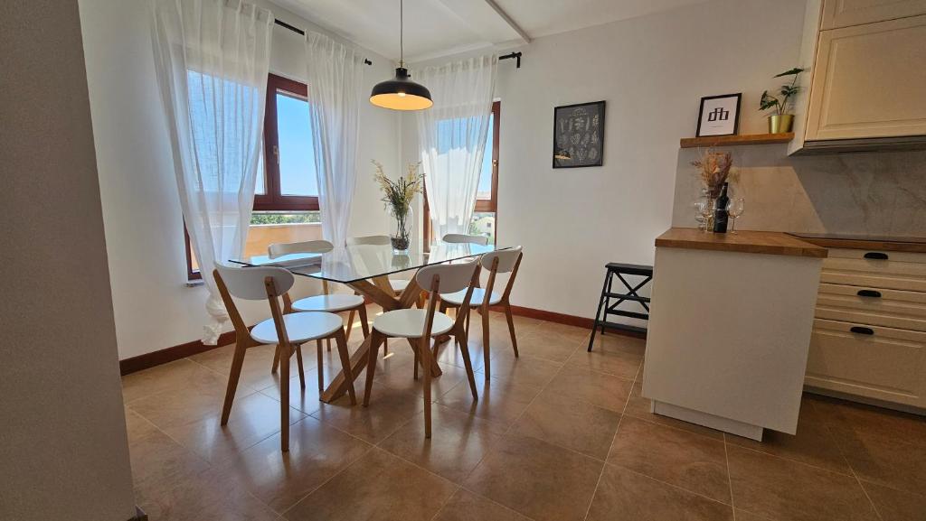 Kuchyň nebo kuchyňský kout v ubytování Apartment Bluemare with shared pool