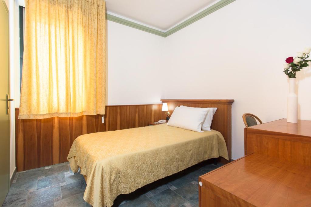 Postel nebo postele na pokoji v ubytování Hotel Zeus