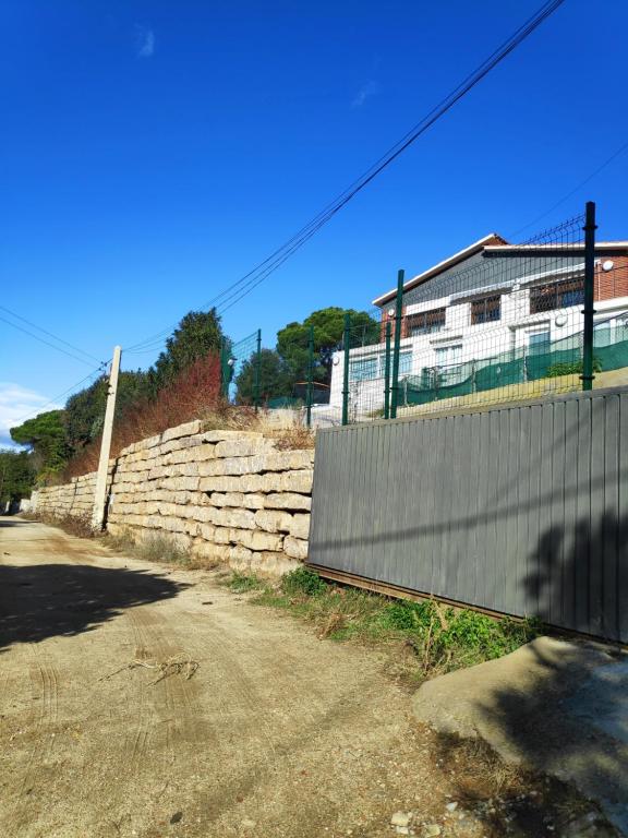 uma parede de pedra ao lado de uma estrada em Apartamento independiente en plena naturaleza Vallromanes Barcelona em Vallromanes
