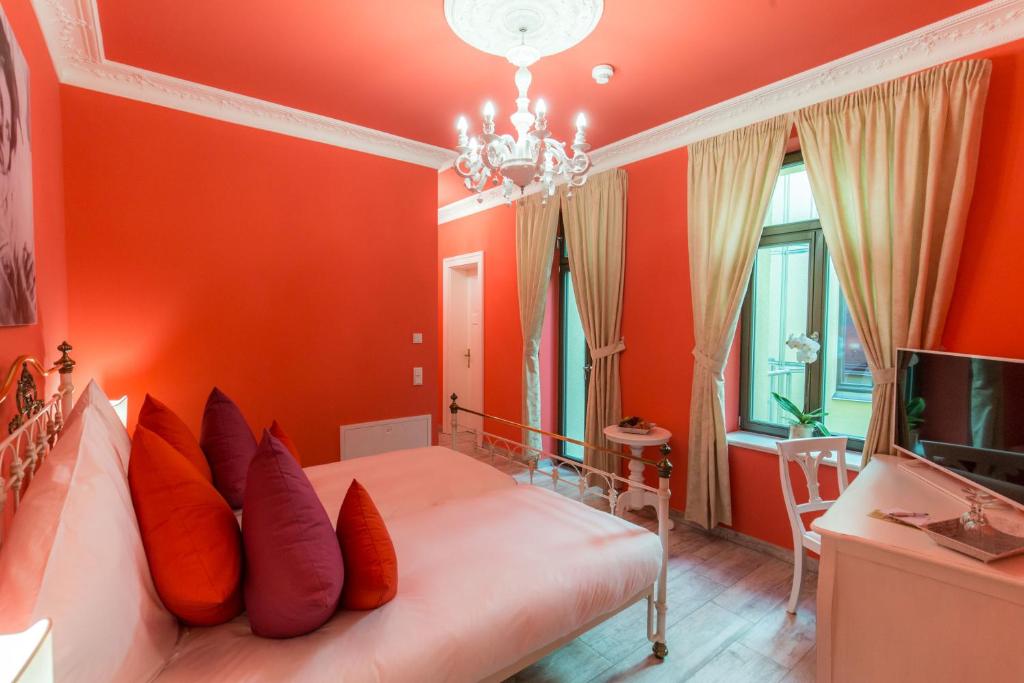 Televiisor ja/või meelelahutuskeskus majutusasutuses Grande Albergo Giancarlo