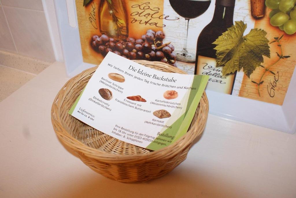 Hohen WieschendorfにあるFerienloft Meerblick 316 - ABC316 - nur Feriengäste!の- ワイン1本とブドウを入れたバスケット