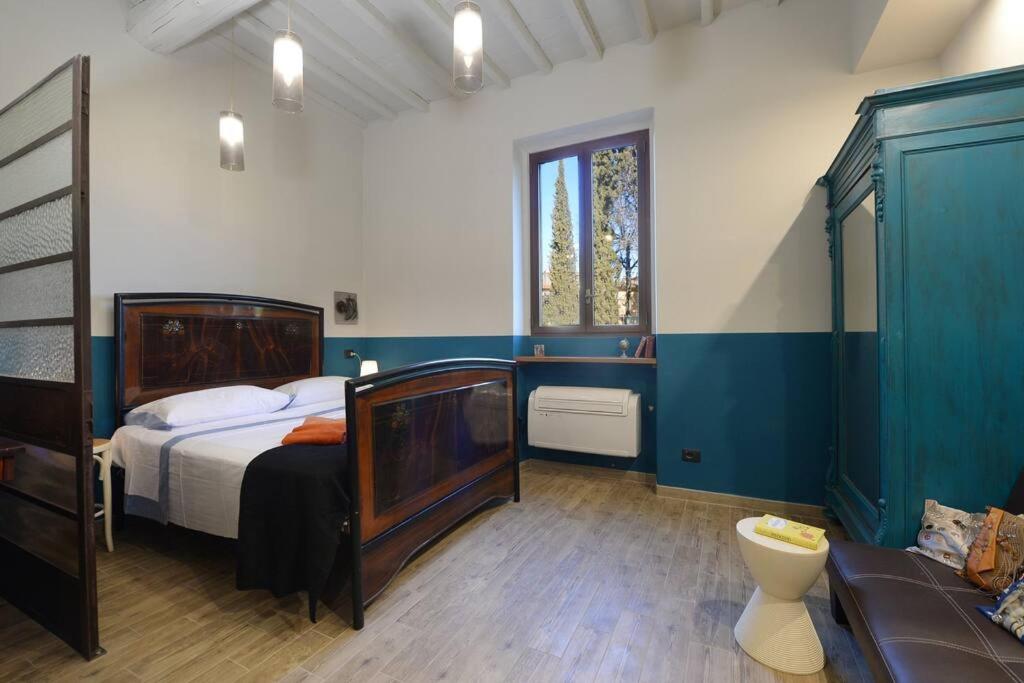 - une chambre avec un lit et un canapé dans l'établissement Mugnone house, à Florence