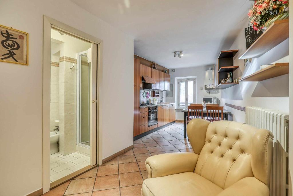 een woonkamer met een bank en een keuken bij San Marco Casa Vacanza in Osimo