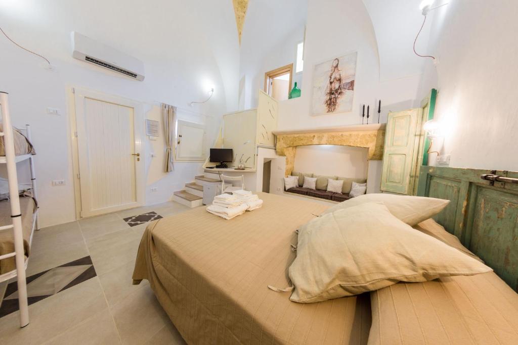 1 dormitorio con 1 cama grande en una habitación en Capperi !! Holiday Rentals, en Morciano di Leuca