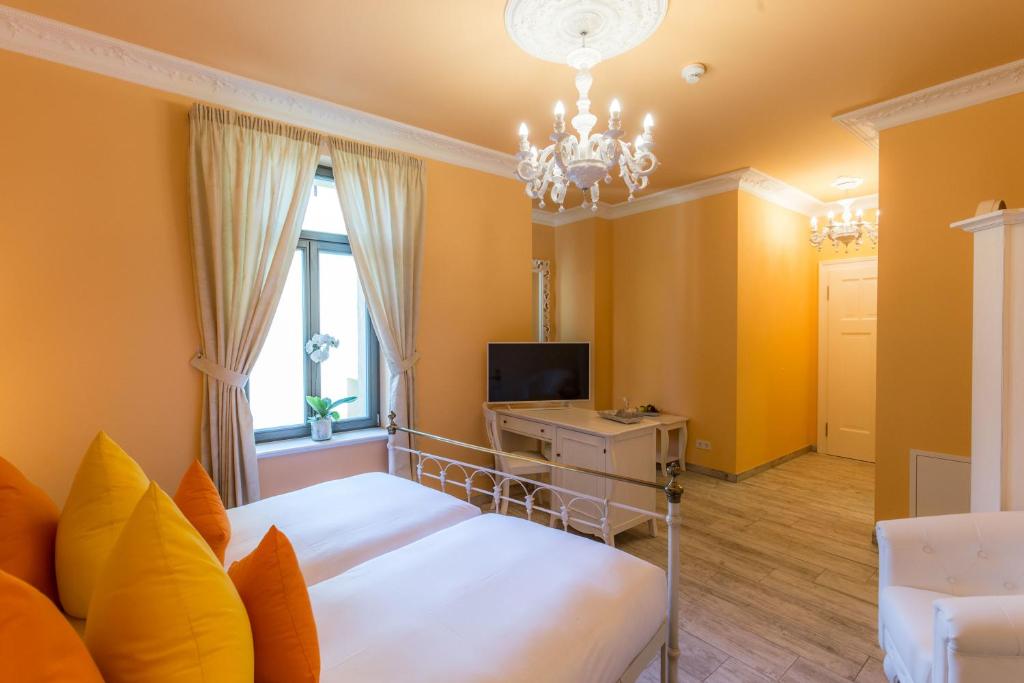 Televiisor ja/või meelelahutuskeskus majutusasutuses Grande Albergo Giancarlo
