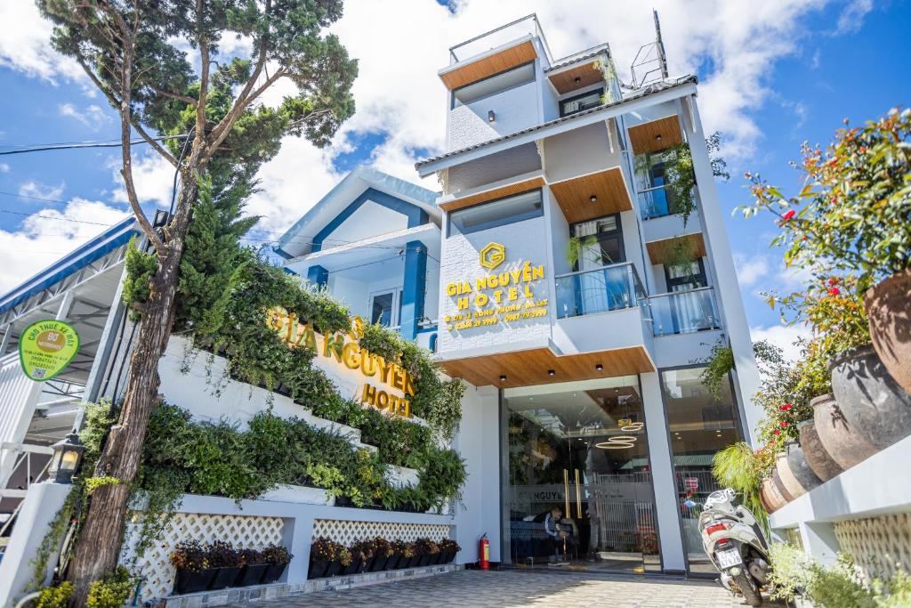 Tòa nhà nơi khách sạn tọa lạc