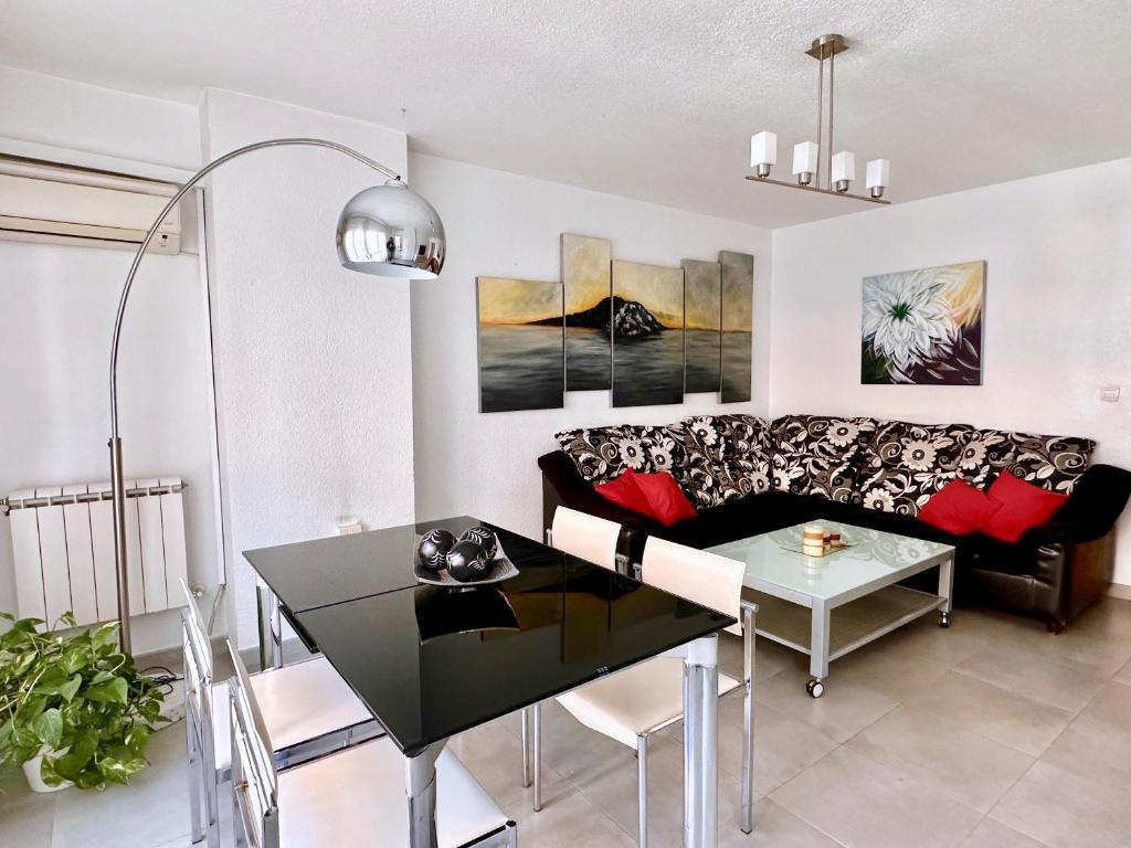 a living room with a couch and a table at Espléndido Apartamento con Wifi in Granada
