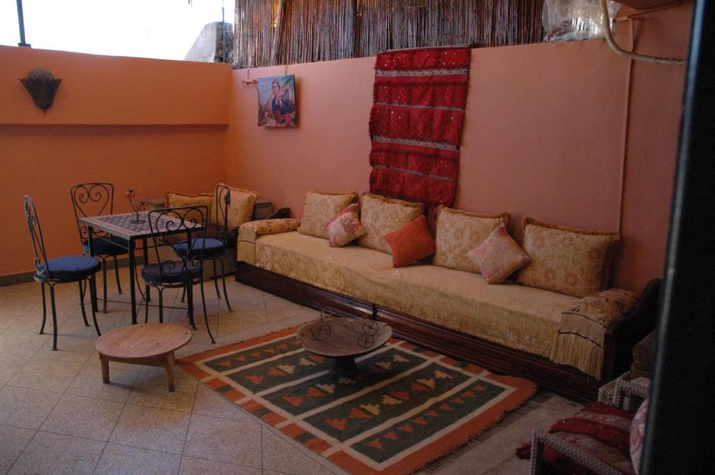 - un salon avec un canapé et une table dans l'établissement kech hostel, à Marrakech