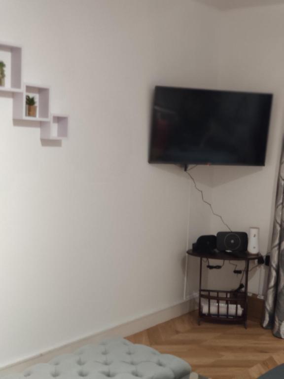a room with a flat screen tv on the wall at Comfortable stunning 2-Bed Apartment in Colchester in Colchester
