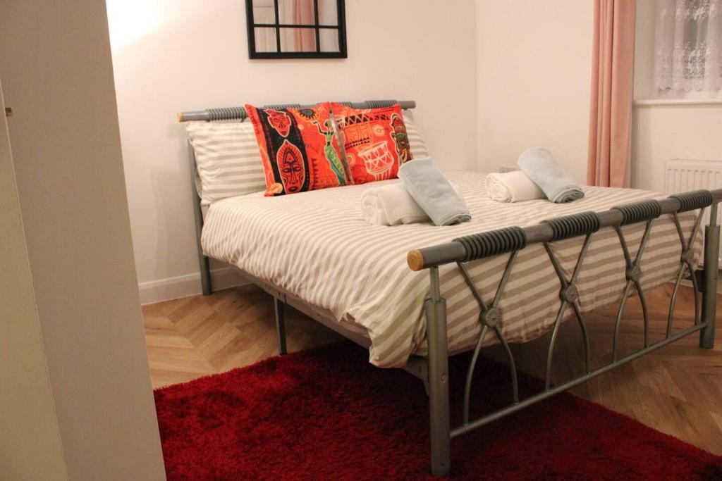 Katil atau katil-katil dalam bilik di Apartment - Sleeps 2 - Parking - Station Close