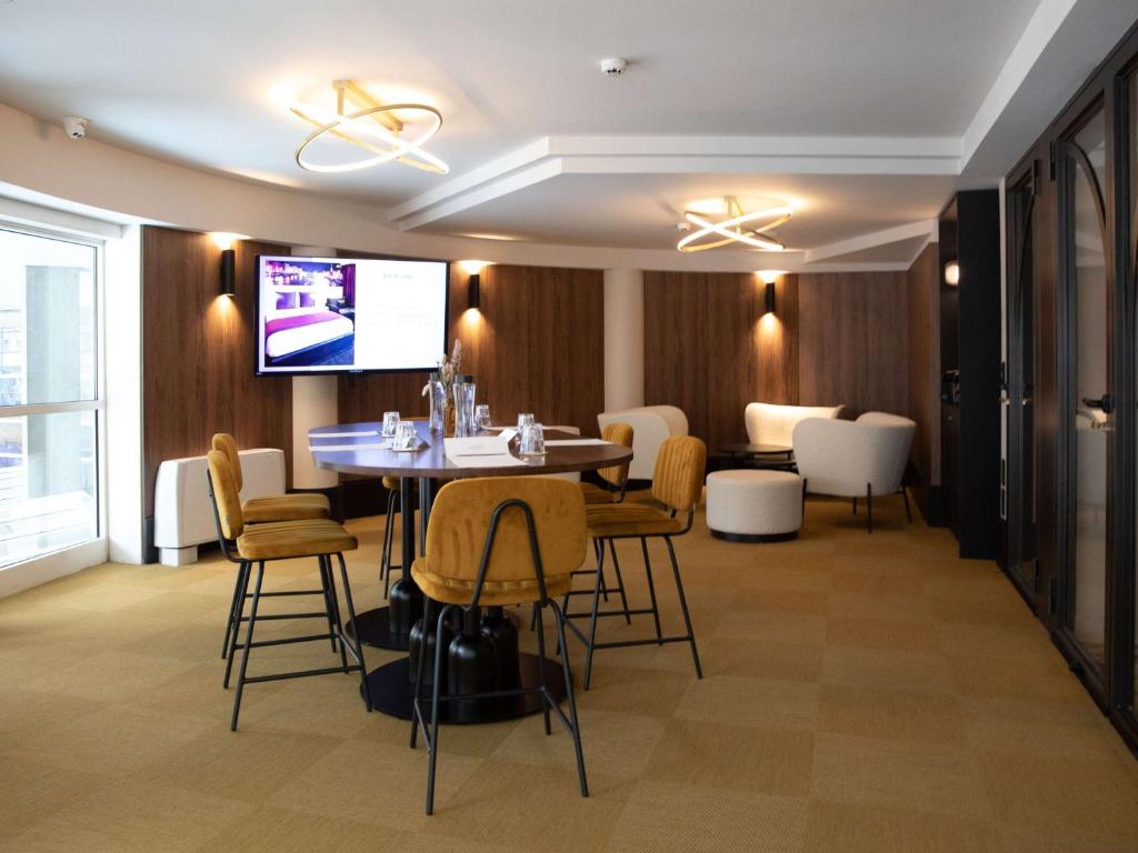 TV a/nebo společenská místnost v ubytování Hôtel Mercure Lyon Centre Charpennes Parc de la Tête d'Or