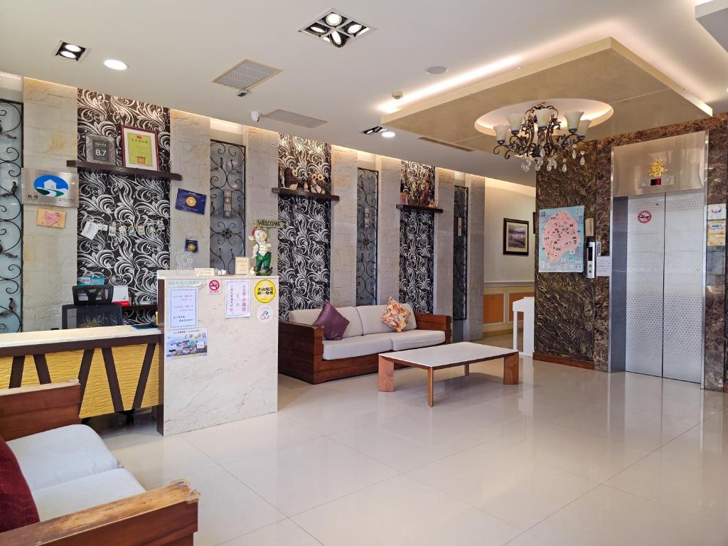 a living room with a couch and a table at Kenting Garden Homestay in Kenting