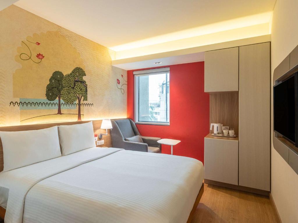 Postel nebo postele na pokoji v ubytování ibis Mumbai Airport - An Accor Brand