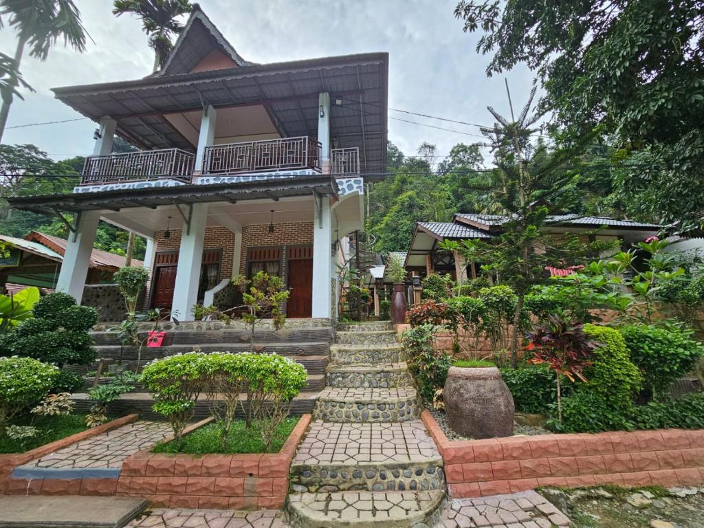 una casa con escaleras que conducen a ella en Thomas' Retreat Bukit Lawang, en Bukit Lawang