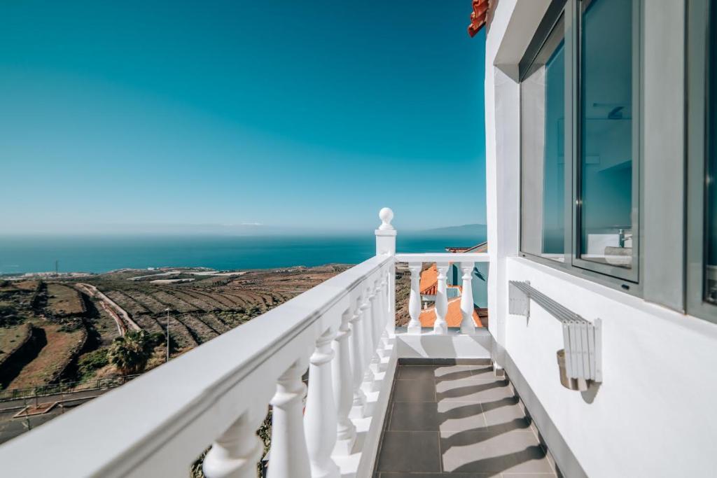 un balcón con vista al mar en Eterna Primavera, en Adeje