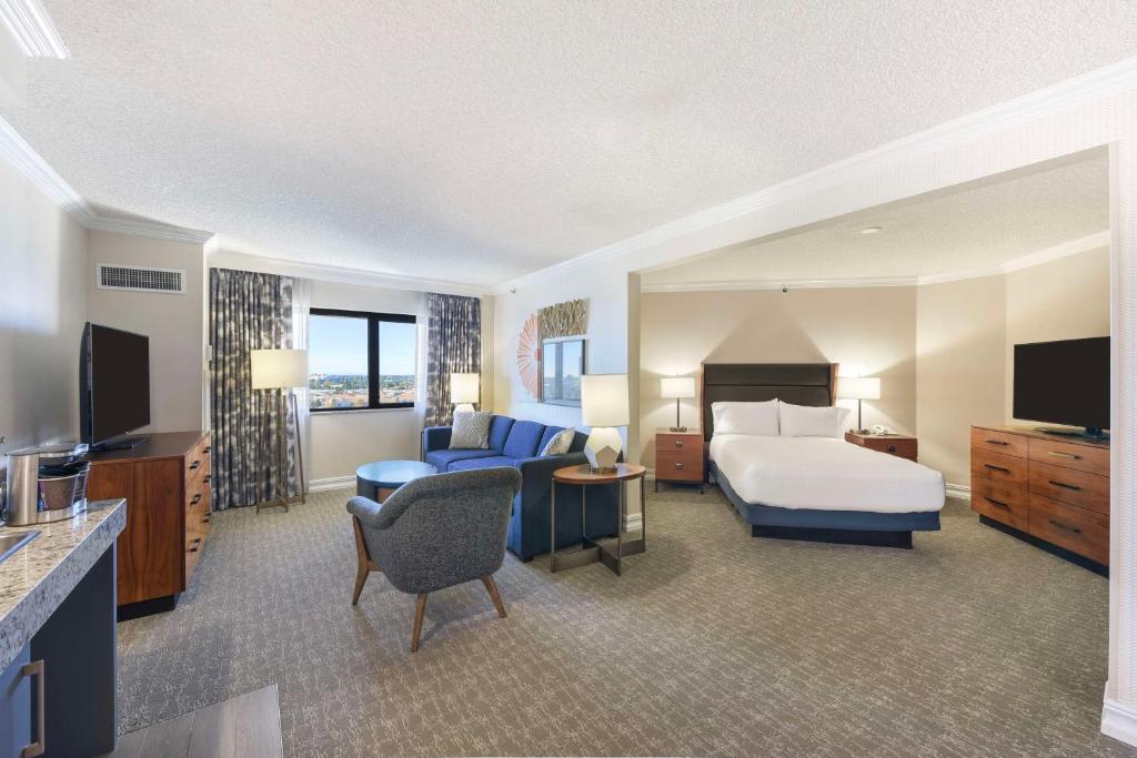 Embassy Suites by Hilton Anaheim-Orange - 
