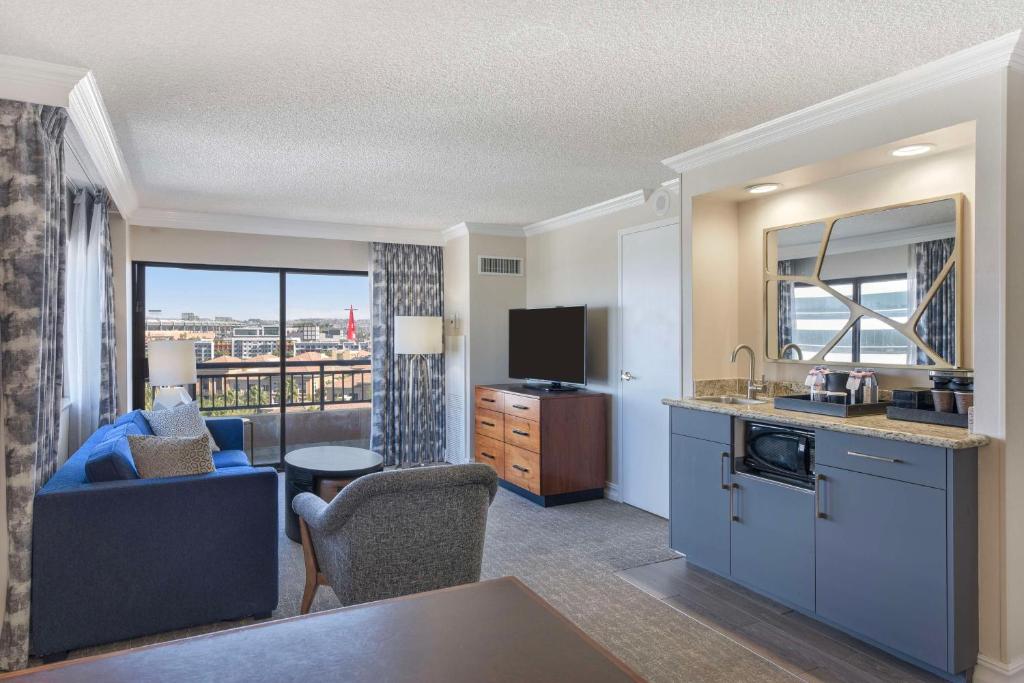 Embassy Suites by Hilton Anaheim-Orange - 