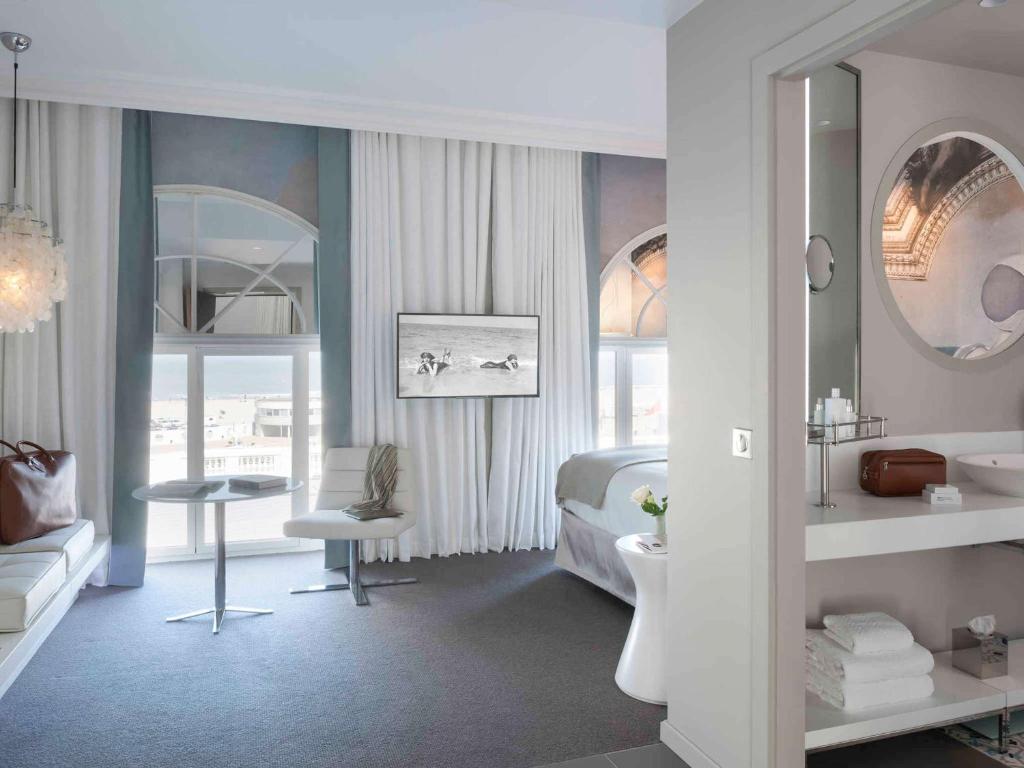Кровать или кровати в номере Cures Marines Hotel Thalasso & Spa Trouville - MGallery Collection