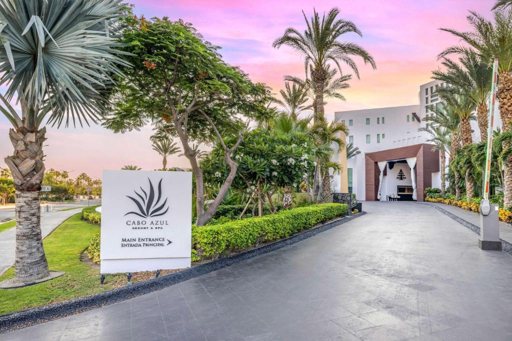 Hilton Vacation Club Cabo Azul Los Cabos في سان خوسيه ديل كابو: لافته امام عماره فيها نخيل