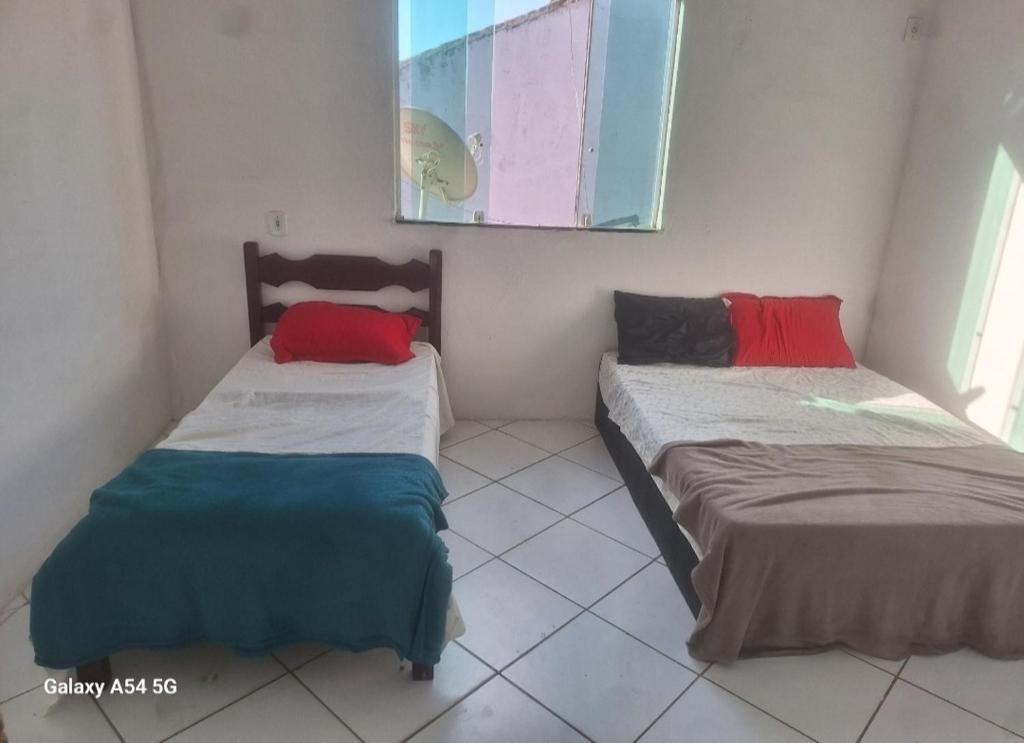 2 Betten nebeneinander in einem Zimmer in der Unterkunft Casa a 5 Minutos Da Praia in Armacao dos Buzios