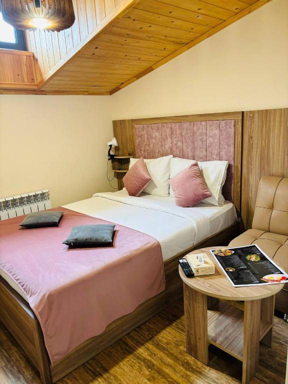 Кровать или кровати в номере Alex Hotel