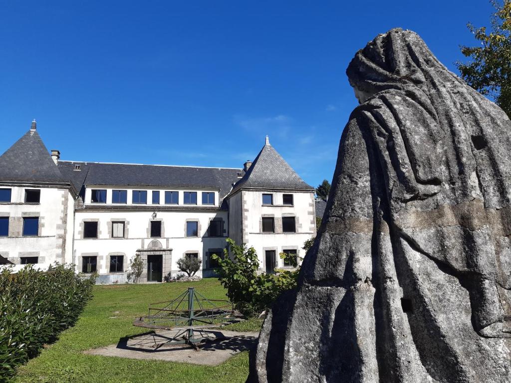 a statue in front of a building at Manoir Saint-Pardoux 63680 in La Tour-dʼAuvergne