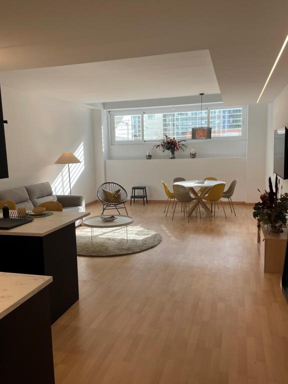 een woonkamer met een tafel en stoelen bij Soho Moraleja II duplex in Alcobendas