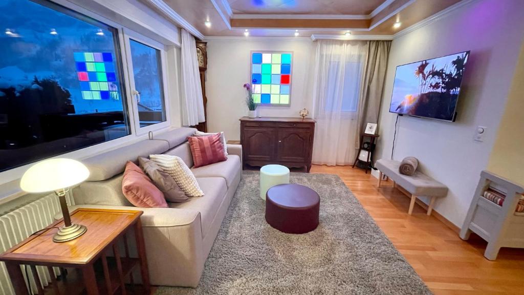 TV a/nebo společenská místnost v ubytování Sunny-Nest, Garden Apartment