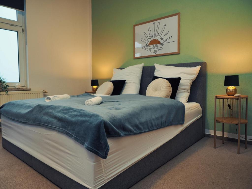 a bedroom with a large bed with a blue blanket at NEU - Familienfreundlich - Für bis zu 6 Personen in Oberhof