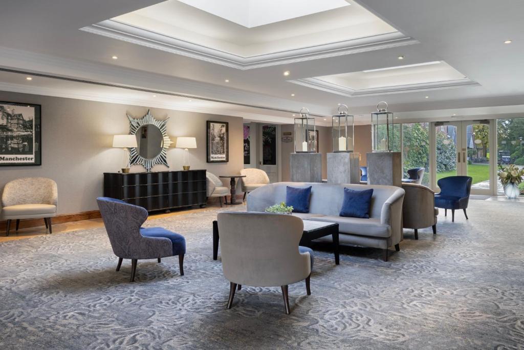 Ein Sitzbereich in der Unterkunft Delta Hotels by Marriott Worsley Park Country Club