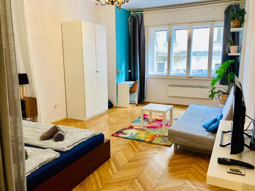 sala de estar con 2 camas y ventana en Buda Apartman near Gellért, en Budapest
