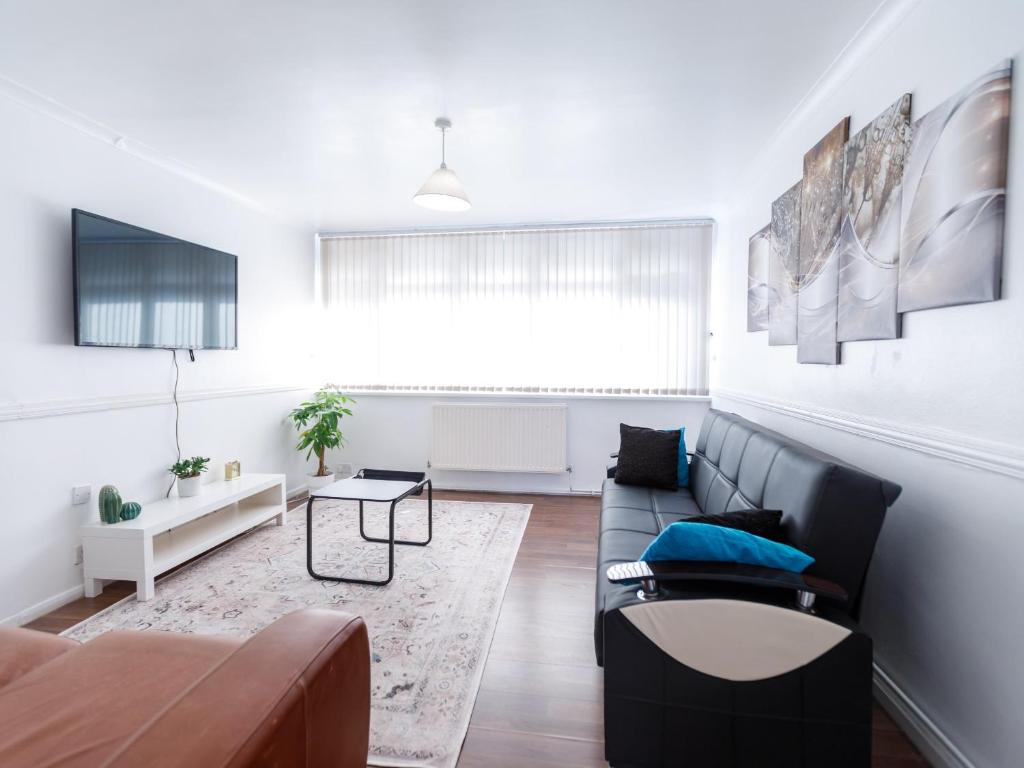 Atpūtas zona naktsmītnē Inviting 3-Bed House in London stay up to 6