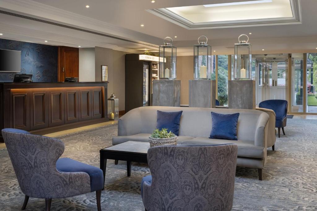 Ein Sitzbereich in der Unterkunft Delta Hotels by Marriott Worsley Park Country Club