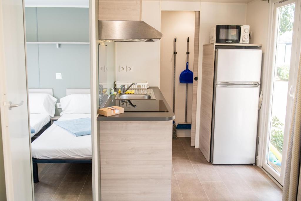 Una cocina o zona de cocina en Càmping Bellsol