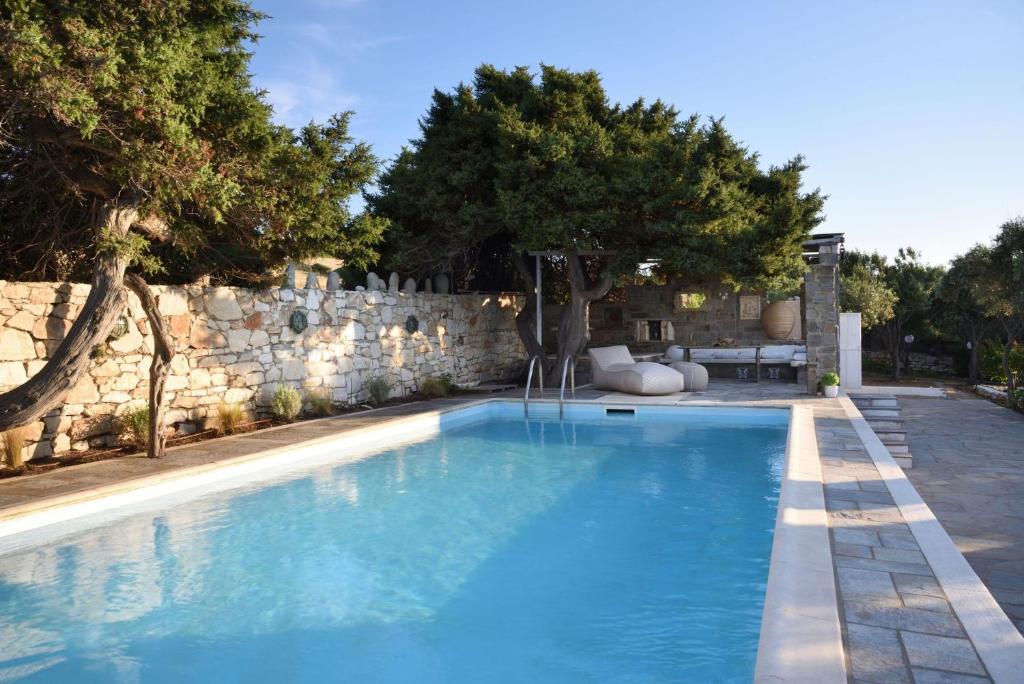 Basen w obiekcie Villa Agia Thalassa Beachfront Luxury Villa Ampelas Paros lub w pobliżu