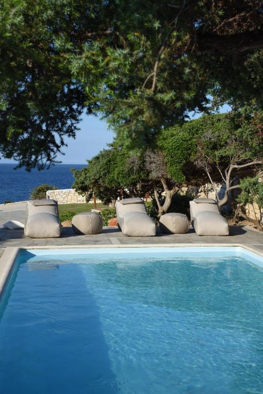 Basen w obiekcie Villa Agia Thalassa Beachfront Luxury Villa Ampelas Paros lub w pobliżu
